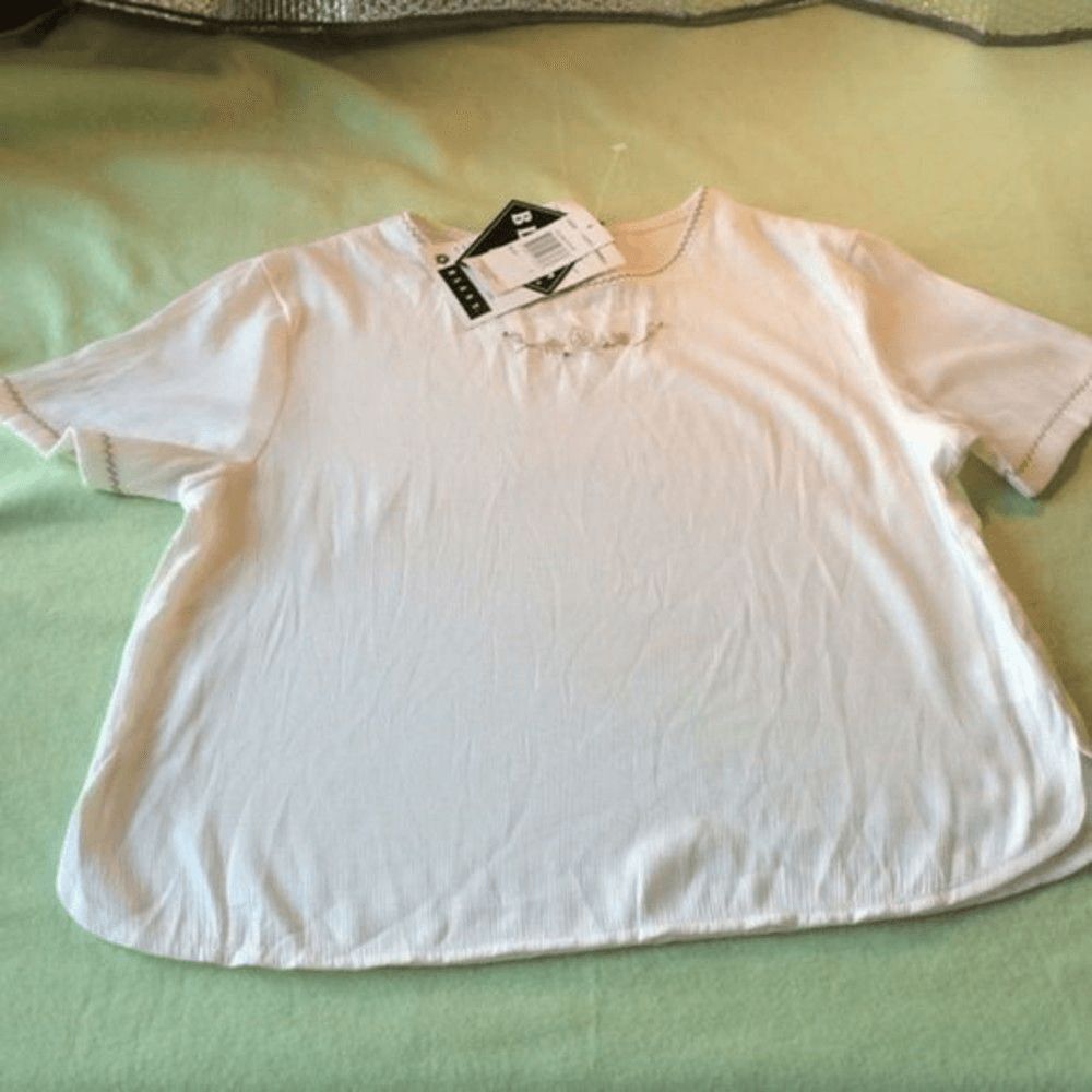 Blast women's short sleeve blouse cream size S embroidered.